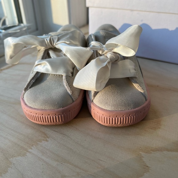 Puma Kids White and Pink Sneakers with Bows - Picture 2 of 7